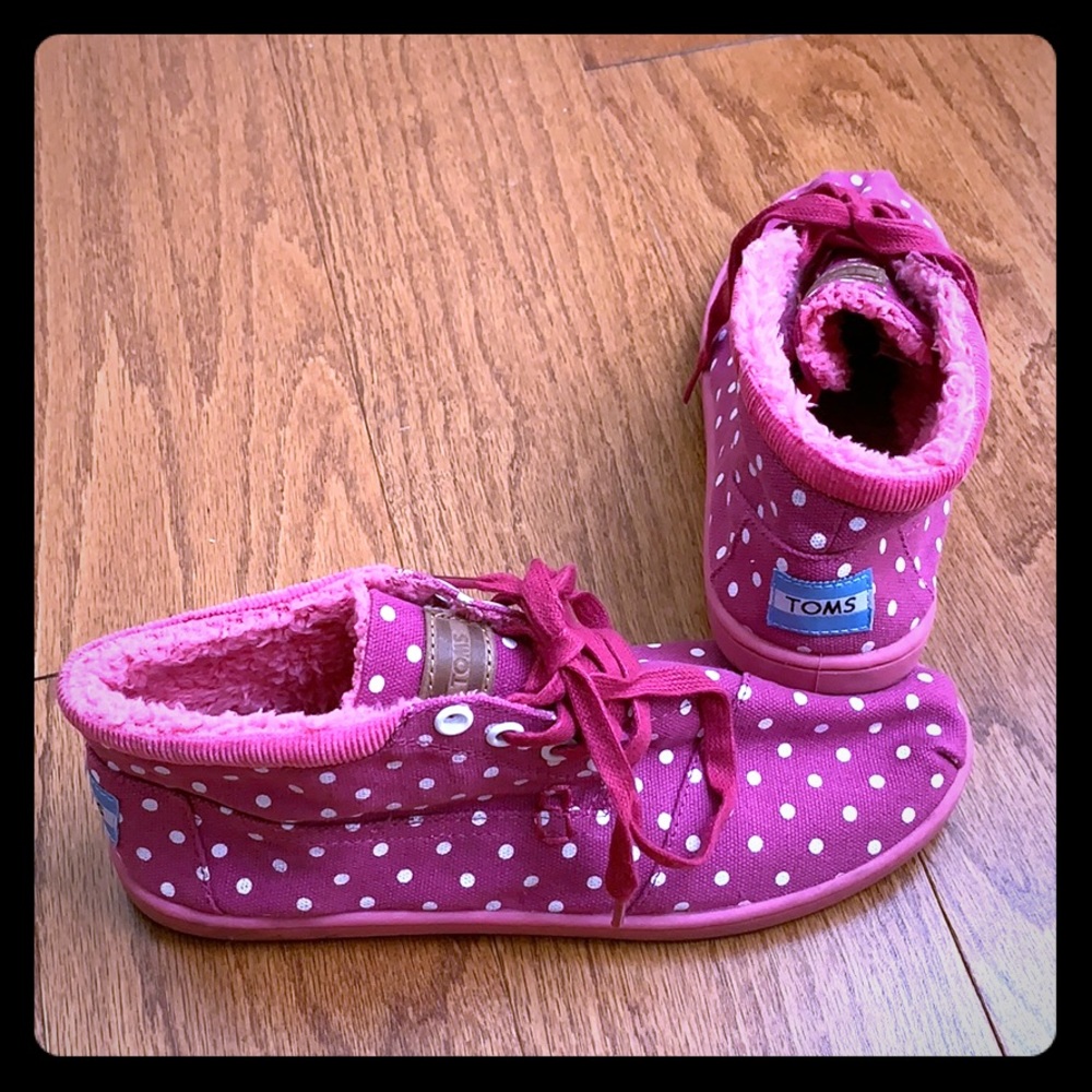 TOMS pink polka dot shoes with faux fur lining